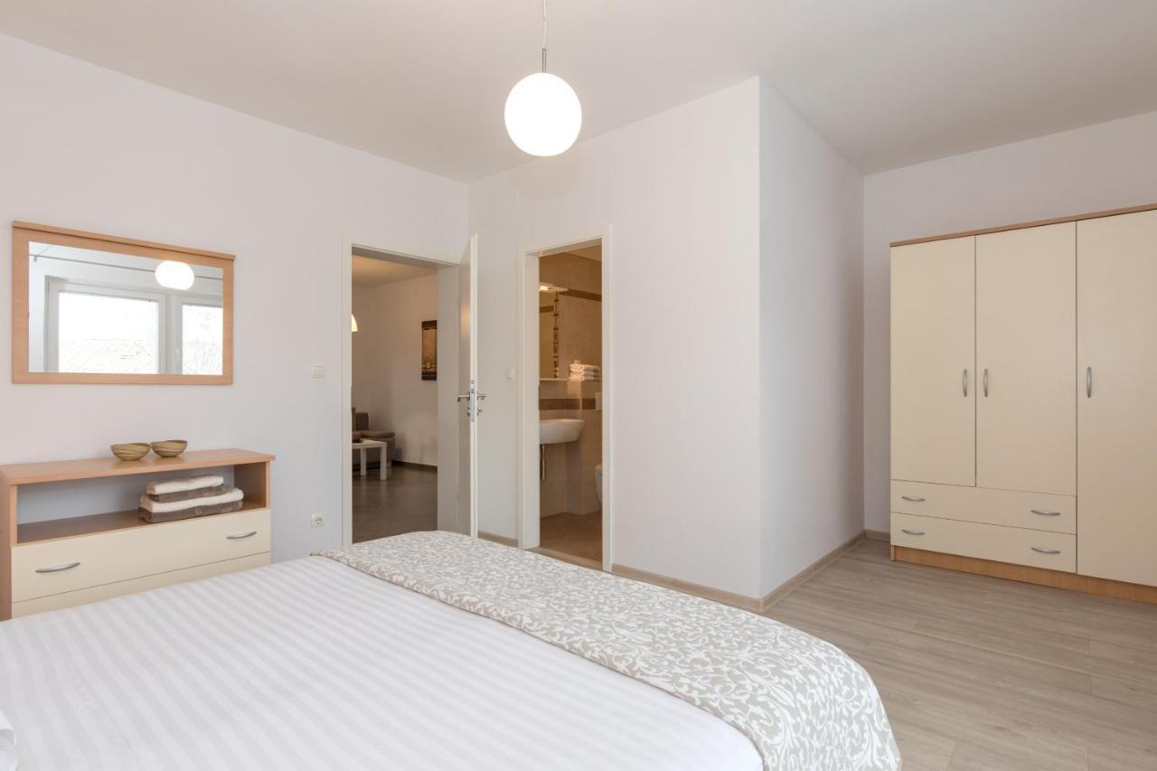 Apartmani Laura Krk Крк Экстерьер фото